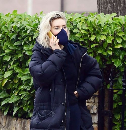 Vanessa Kirby Checking Out Georgian Style 3 Story House in London 03/20/2021 5