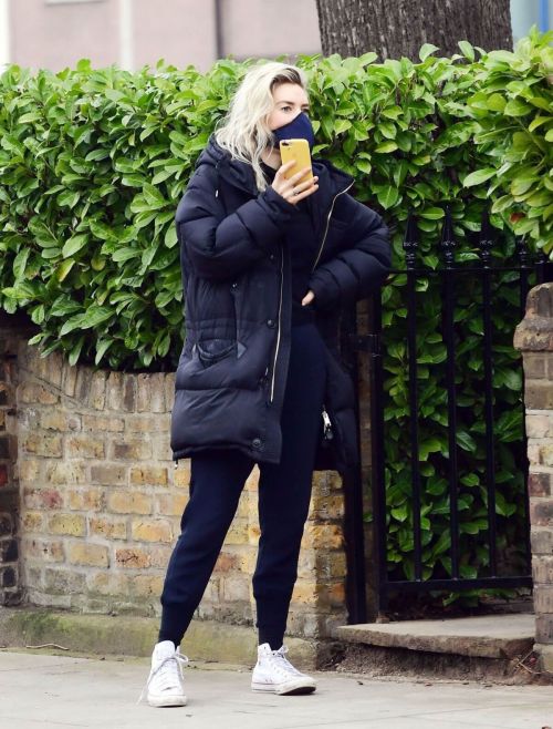 Vanessa Kirby Checking Out Georgian Style 3 Story House in London 03/20/2021 6