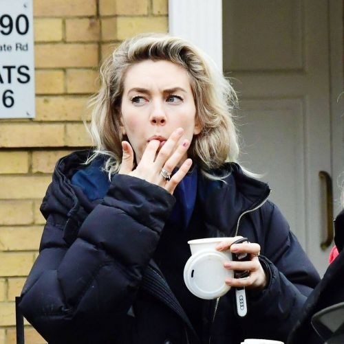 Vanessa Kirby Checking Out Georgian Style 3 Story House in London 03/20/2021 2