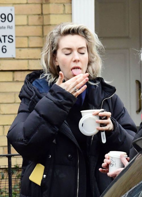 Vanessa Kirby Checking Out Georgian Style 3 Story House in London 03/20/2021 3