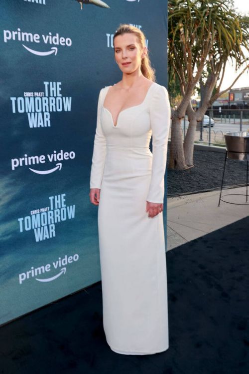 Betty Gilpin attends The Tomorrow War Premiere in Los Angeles 06/30/2021 3