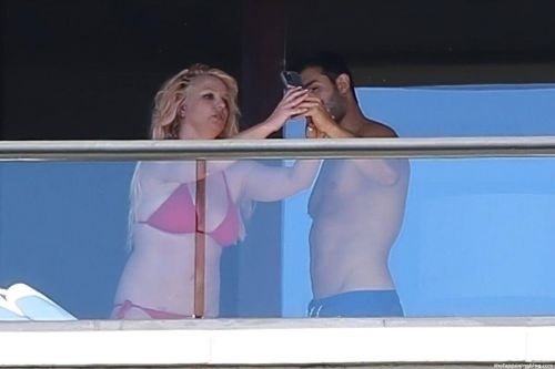 Britney Spears in Red Bikini with her boyfriend Sam Asghari at a Hotel Balcony in Hawaii 06/30/2021 1