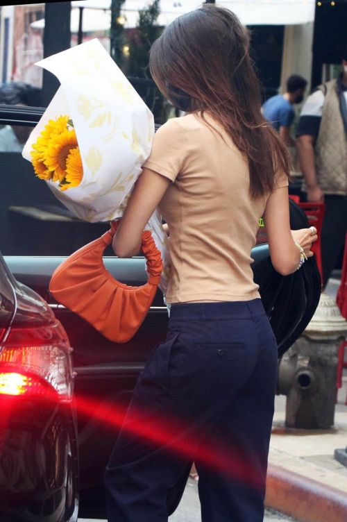 Emily Ratajkowski seen with Bouquet of Flowers in New York 06/29/2021 3
