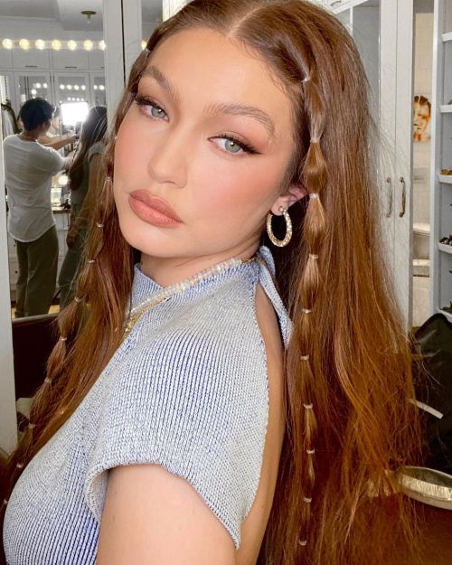 Gigi Hadid shared her poses in Makeup Room 04/26/2021 2