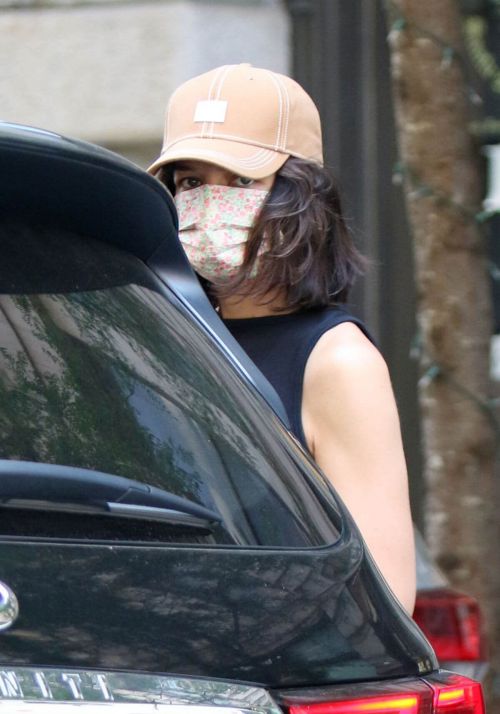 Katie Holmes seen in Black Top and White Bottom Out in New York 06/29/2021 4