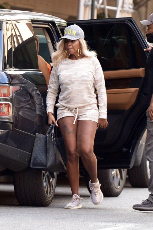 Mary J. Blige Out for Lunch in New York 06/29/2021 1