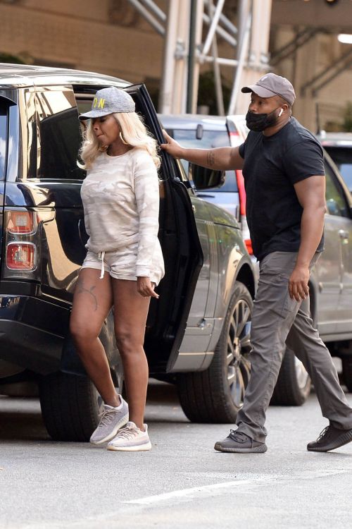 Mary J. Blige Out for Lunch in New York 06/29/2021 4