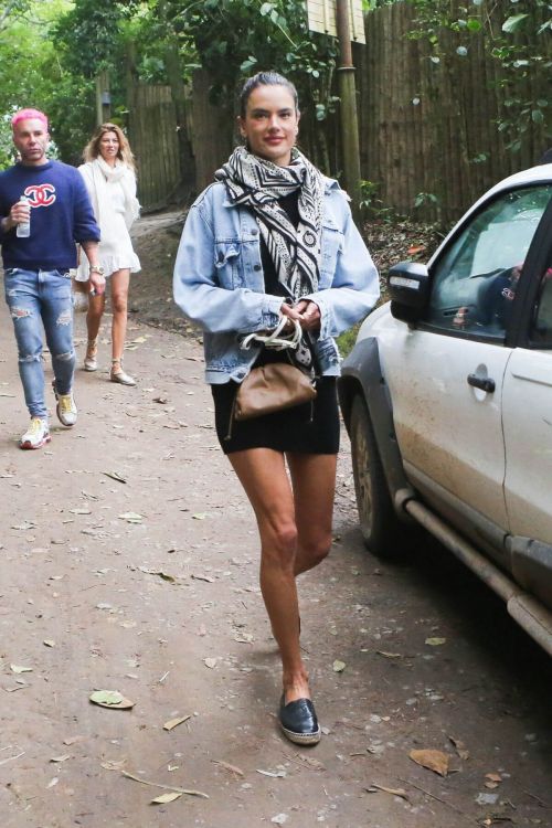 Alessandra Ambrosio Out with Friends in Trancoso 08/02/2021 5