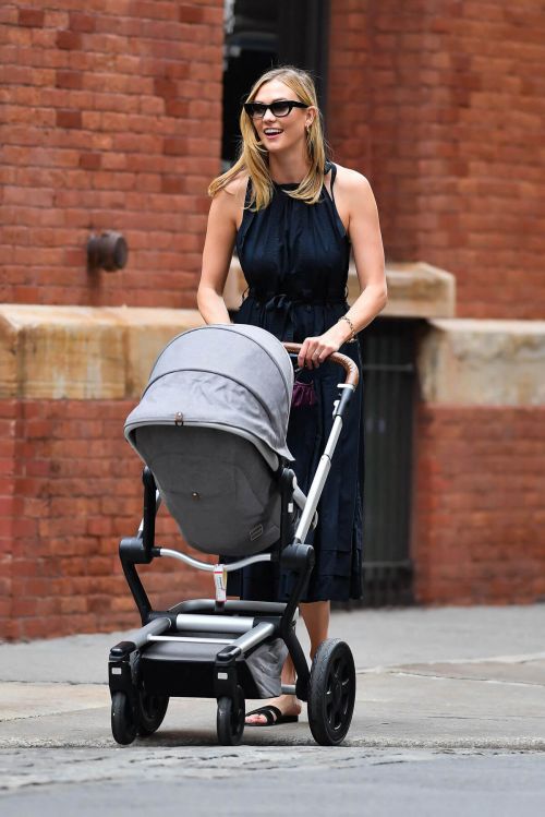 Karlie Kloss Out with Her Baby Levi Kloss in New York 08/03/2021 5