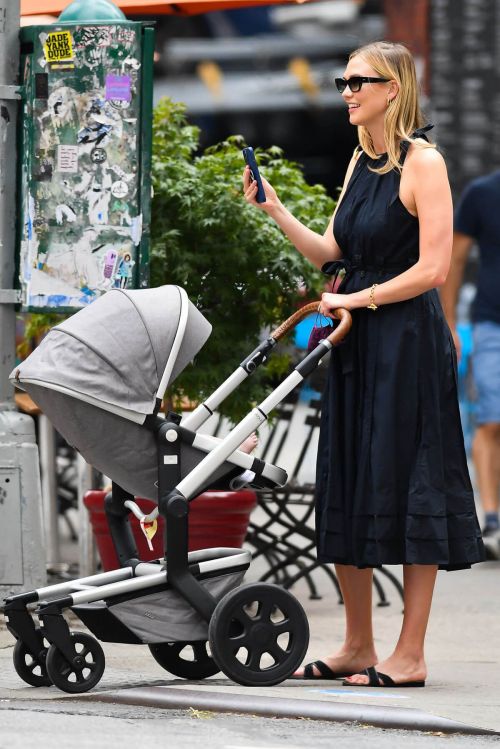 Karlie Kloss Out with Her Baby Levi Kloss in New York 08/03/2021 7