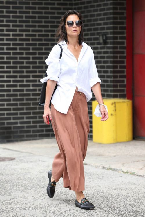 Katie Holmes in White Shirt and Brown Palazzo Out and About in New York 08/03/2021 3