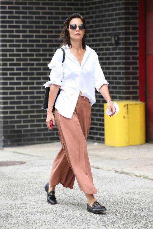 Katie Holmes in White Shirt and Brown Palazzo Out and About in New York 08/03/2021 4