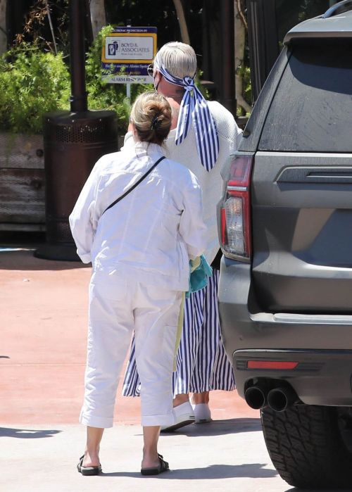 P!nk arrives at Geoffrey