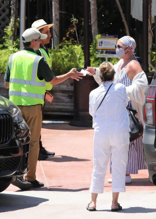 P!nk arrives at Geoffrey