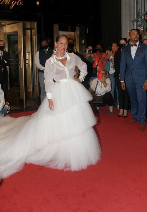 Alicia Keys Wears White Gown While Heading to Met Gala 2021 in New York 09/13/2021 4