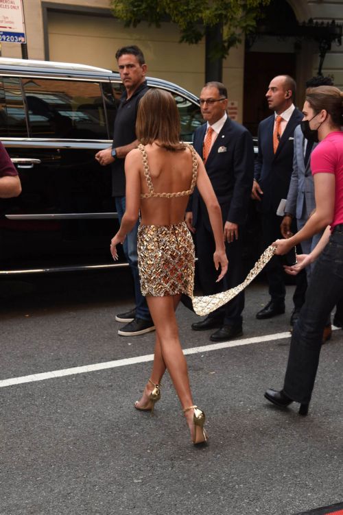 Emma Chamberlain in Glittering Gold Dress at 2021 Met Gala in New York 09/13/2021 3