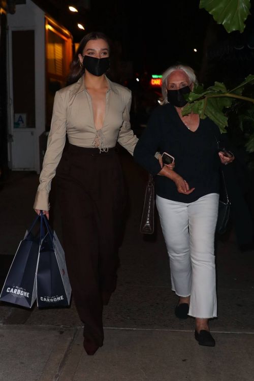 Hailee Steinfeld Seen with Her Grandmother in New York 09/14/2021 4