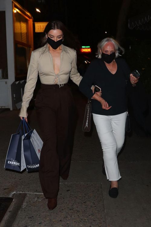 Hailee Steinfeld Seen with Her Grandmother in New York 09/14/2021 3