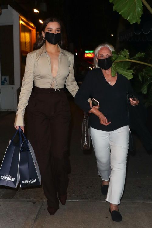 Hailee Steinfeld Seen with Her Grandmother in New York 09/14/2021 6