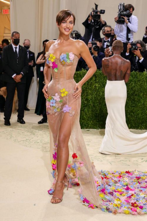 Irina Shayk Displays Her Figure in a Nude Moschino Dress at 2021 Met Gala 09/13/2021 6