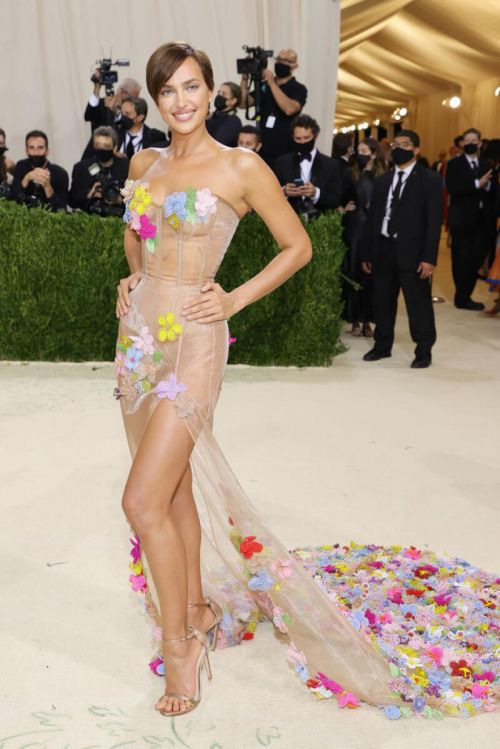 Irina Shayk Displays Her Figure in a Nude Moschino Dress at 2021 Met Gala 09/13/2021 7