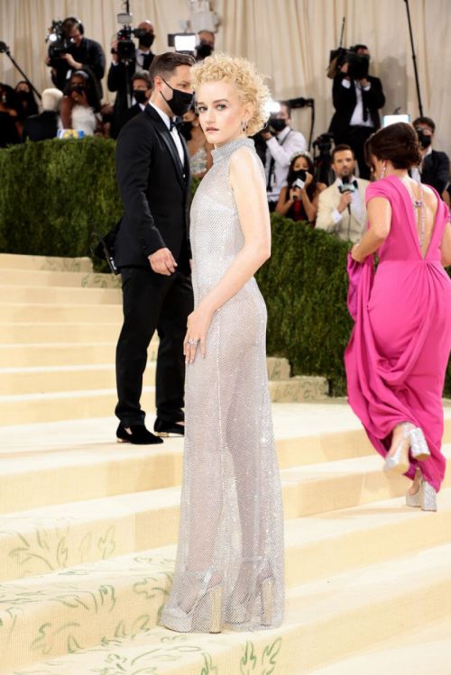 Julia Garner Arrives at 2021 Met Gala in New York 09/13/2021 2