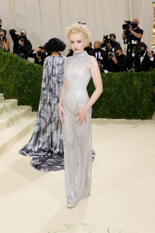 Julia Garner Arrives at 2021 Met Gala in New York 09/13/2021 3