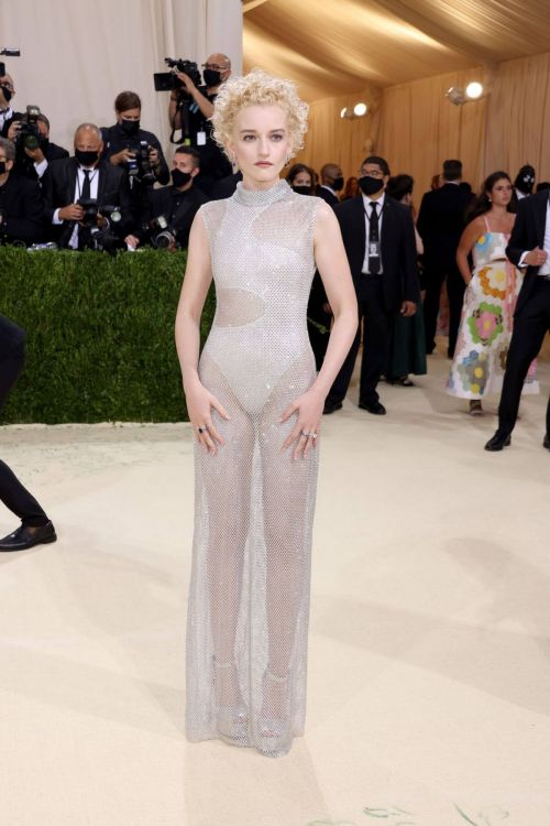 Julia Garner Arrives at 2021 Met Gala in New York 09/13/2021 5