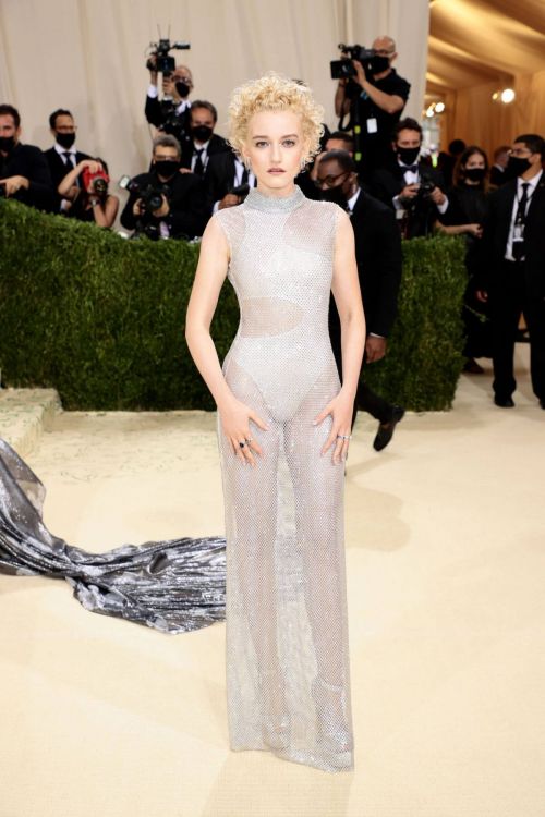 Julia Garner Arrives at 2021 Met Gala in New York 09/13/2021 6
