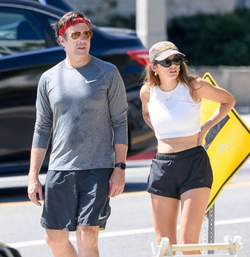 Keeley Hazell and Jason Sudeikis Steps Out Hiking in Los Angeles 09/12/2021 5
