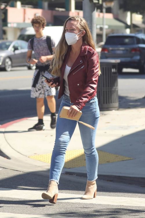 Kendra Wilkinson Out for Shopping in Beverly Hills 09/14/2021 3