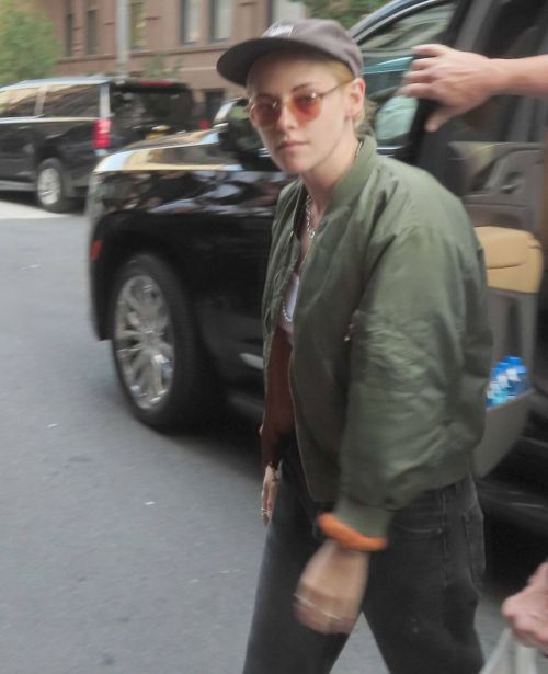 Kristen Stewart Arrives at Carlyle in New York 09/14/2021 1