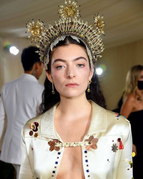 Lorde Attends 2021 Met Gala in New York 09/13/2021 2