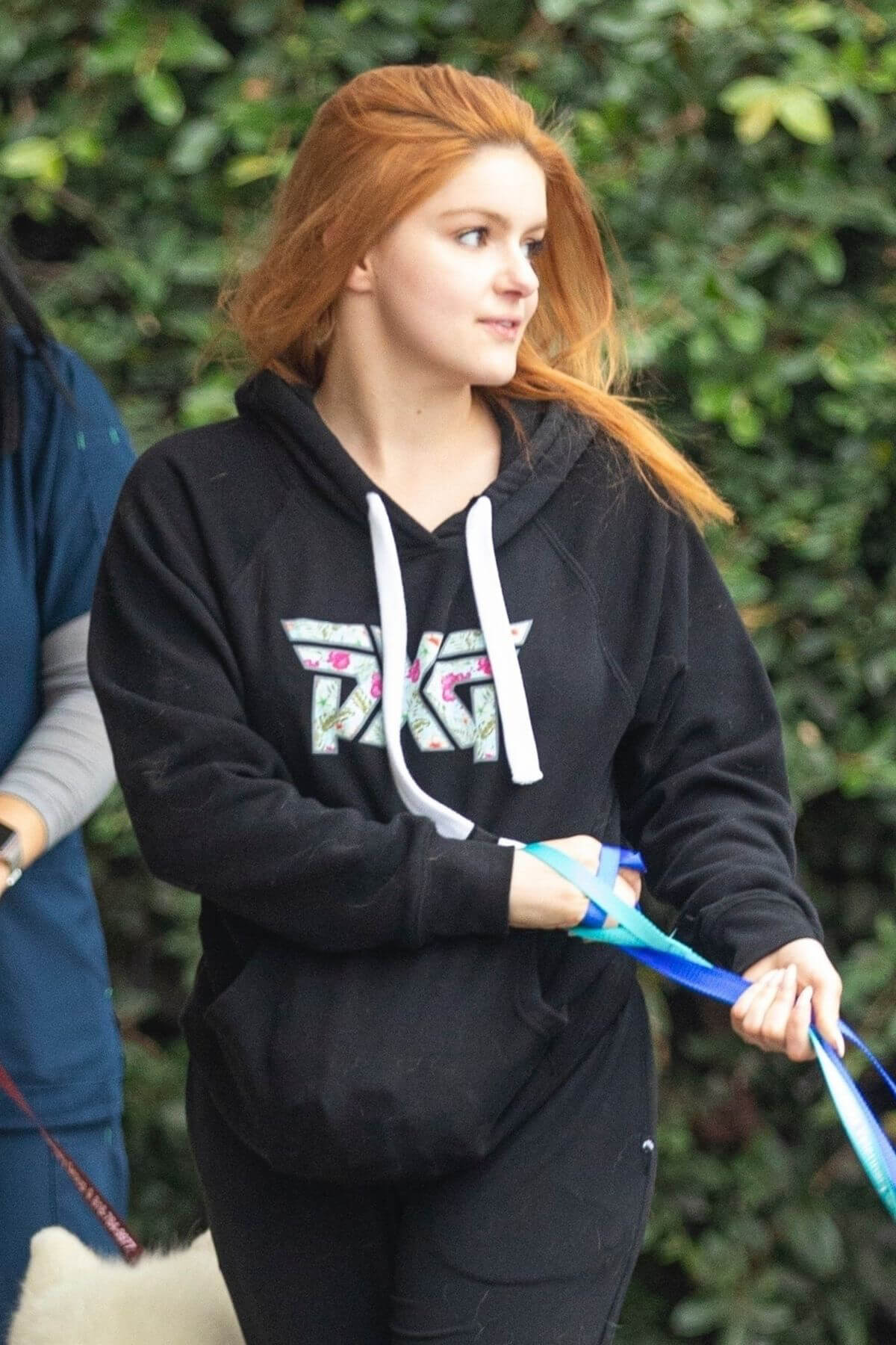 Ariel Winter in Black Hoodie Picking up Her Dogs from Groomer in Los Angeles 09/27/2021 1