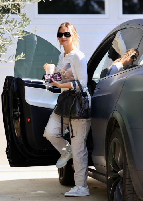 Addison Rae seen in White Outfit and Enjoy a Cold Drink in Los Angeles 10/31/2021 4