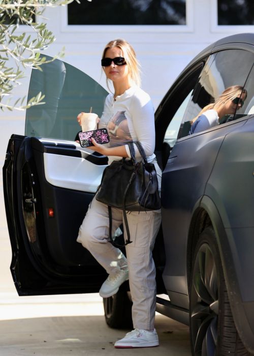 Addison Rae seen in White Outfit and Enjoy a Cold Drink in Los Angeles 10/31/2021 2