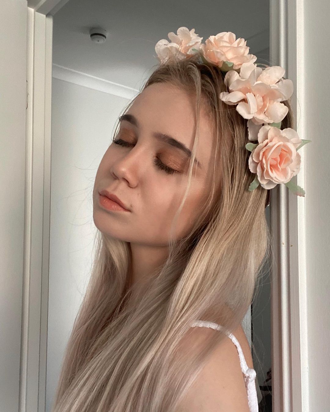Alisa Goldfinch seen in Flower Hair Band During Instagram Selfie Photos 11/05/2021 1
