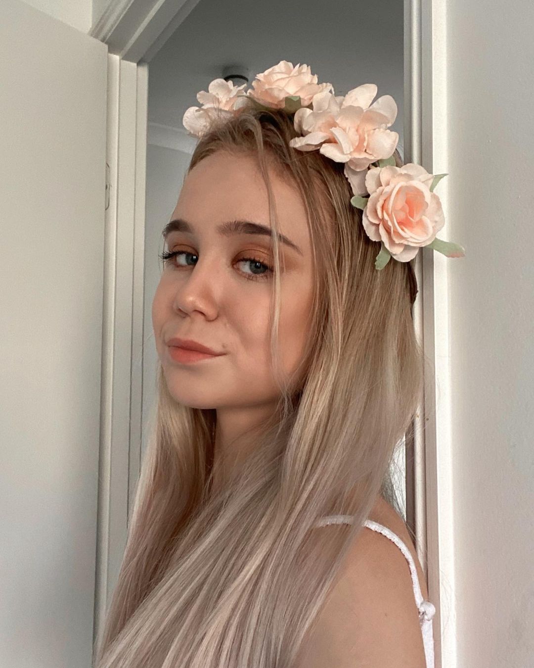 Alisa Goldfinch seen in Flower Hair Band During Instagram Selfie Photos 11/05/2021 4