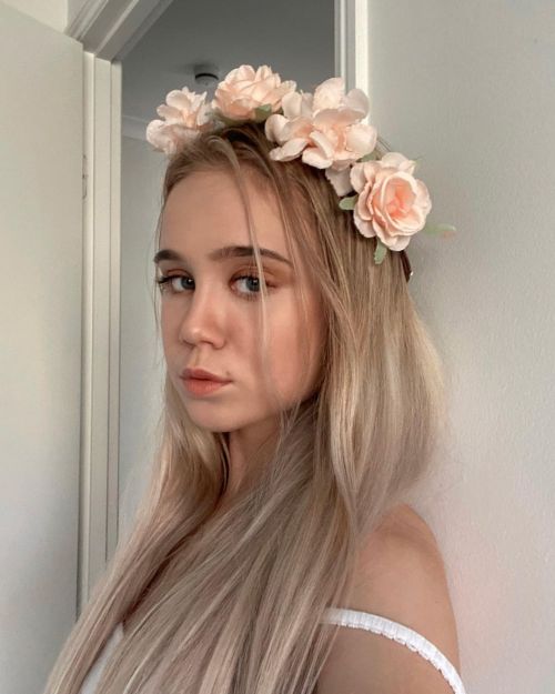 Alisa Goldfinch seen in Flower Hair Band During Instagram Selfie Photos 11/05/2021