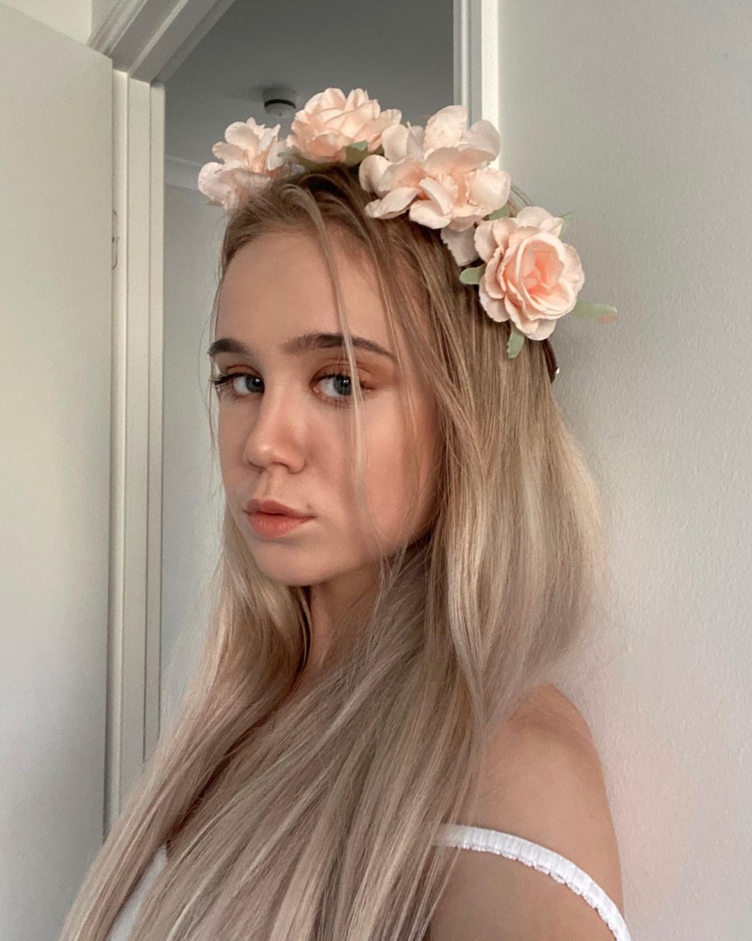 Alisa Goldfinch seen in Flower Hair Band During Instagram Selfie Photos 11/05/2021 2