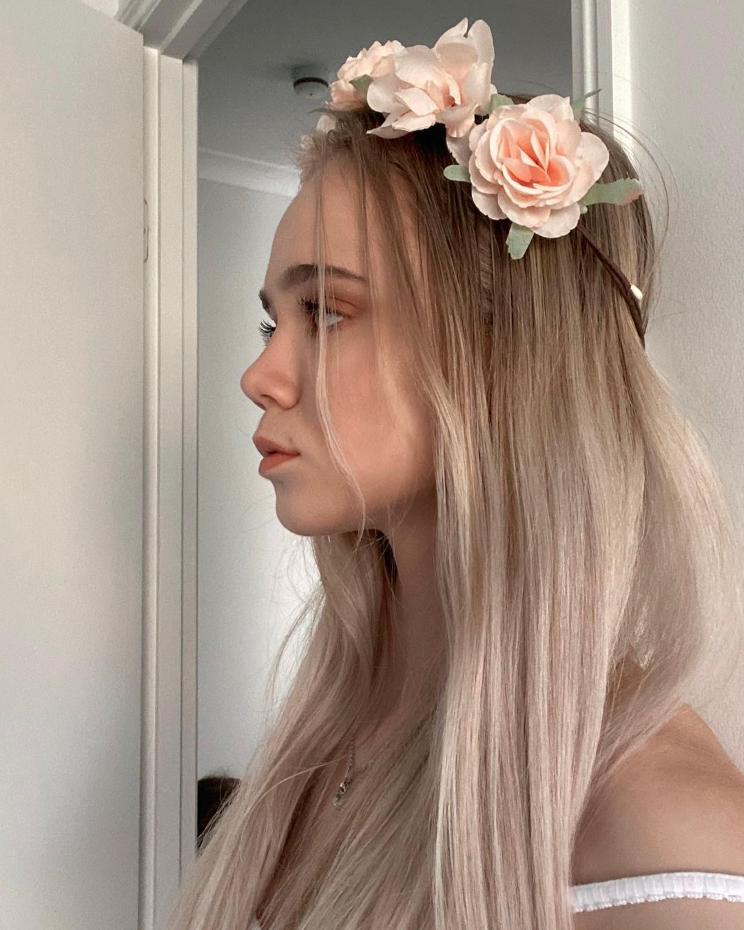 Alisa Goldfinch seen in Flower Hair Band During Instagram Selfie Photos 11/05/2021 3