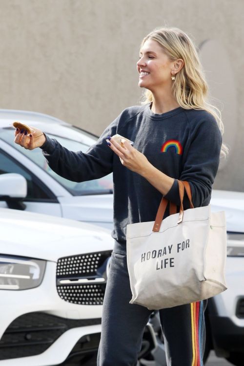 Amanda Kloots arrives at Dance Practice in Los Angeles 11/19/2021