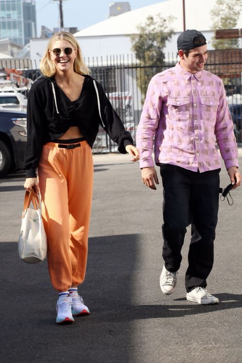 Amanda Kloots arrives at Dance Studio in Los Angeles 11/05/2021