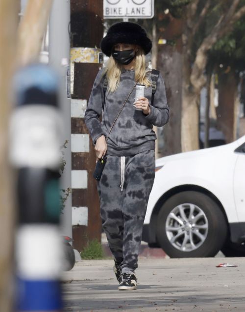 Ashlee Simpson seen in Cover Face Mask out and about in Los Angeles 11/19/2021 1