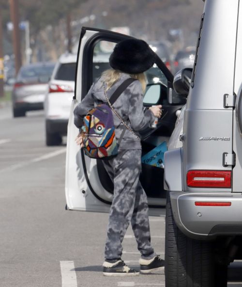 Ashlee Simpson seen in Cover Face Mask out and about in Los Angeles 11/19/2021 2