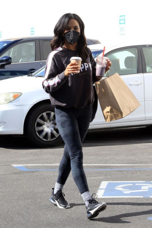 Britt Stewart arrives at Dancing With The Stars Rehearsal Studio in Los Angeles 11/04/2021 4