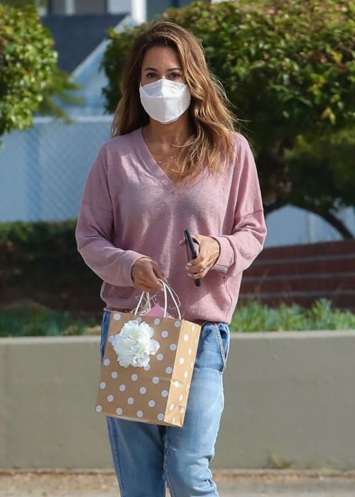 Brooke Burke in Light Pink Sweater Out Shopping for a Gift in Santa Monica 11/19/2021 2