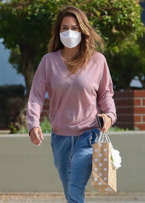 Brooke Burke in Light Pink Sweater Out Shopping for a Gift in Santa Monica 11/19/2021 4