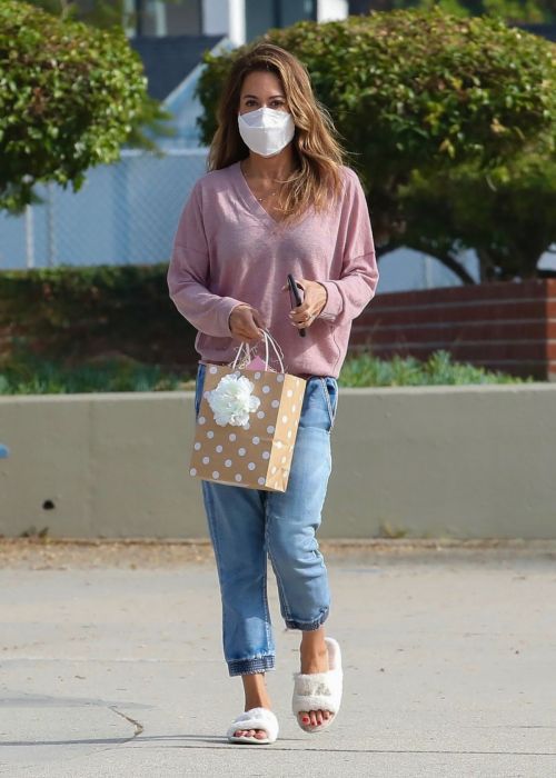 Brooke Burke in Light Pink Sweater Out Shopping for a Gift in Santa Monica 11/19/2021 6