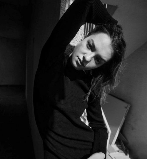 Esme Creed-Miles Photoshoot for ContentMode Magazine, November 2021 Issue 8